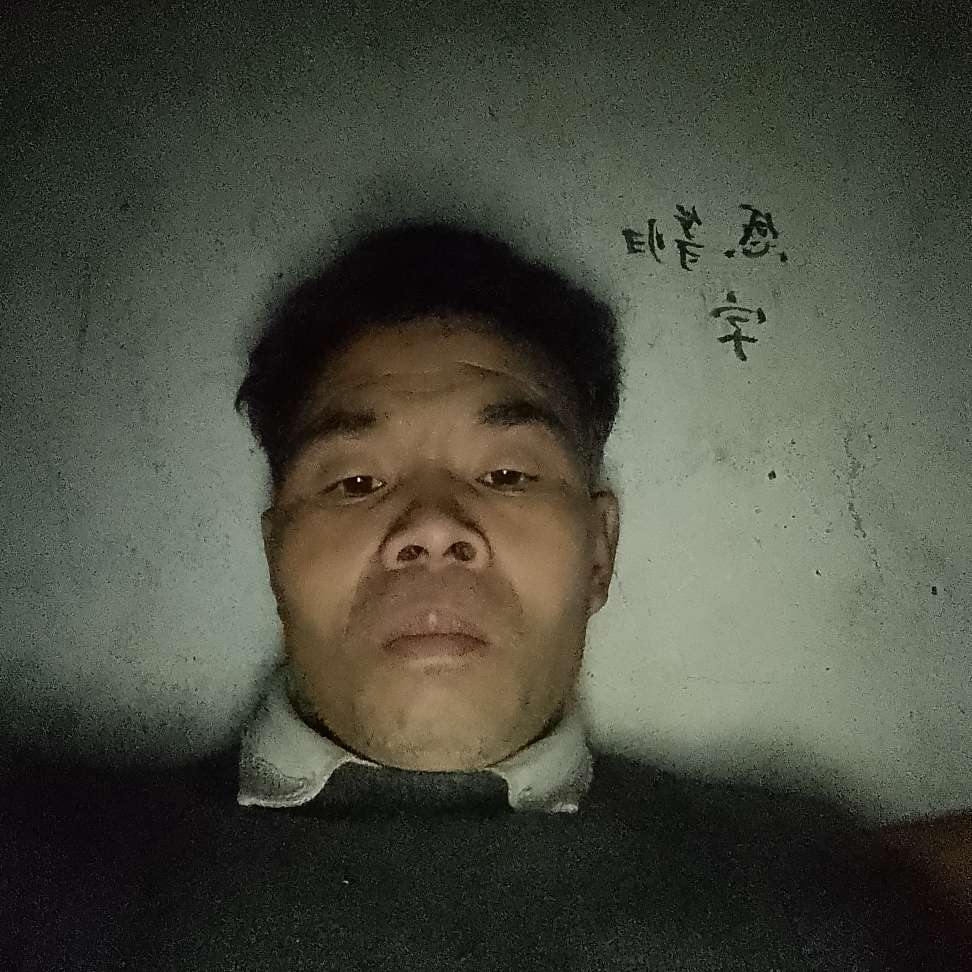 耳机浅吻欣慰的照片