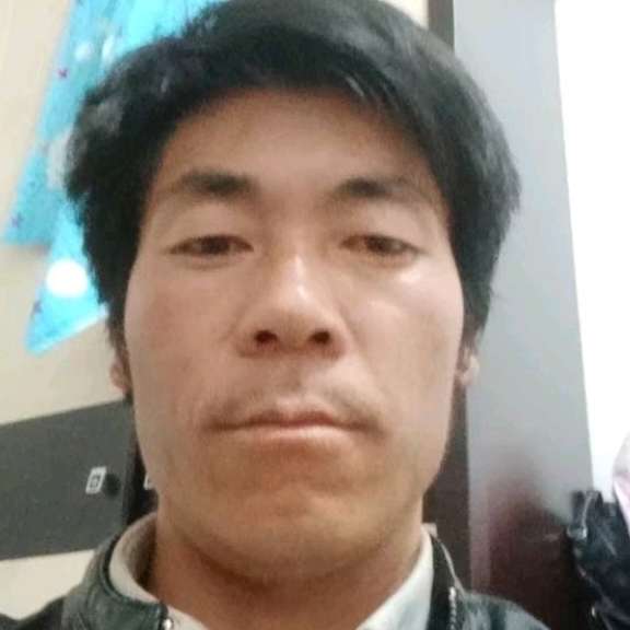 专注請溪流的照片