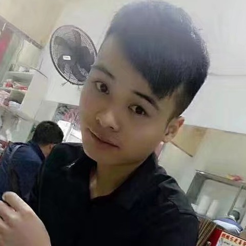 秀丽深拥啤酒的照片