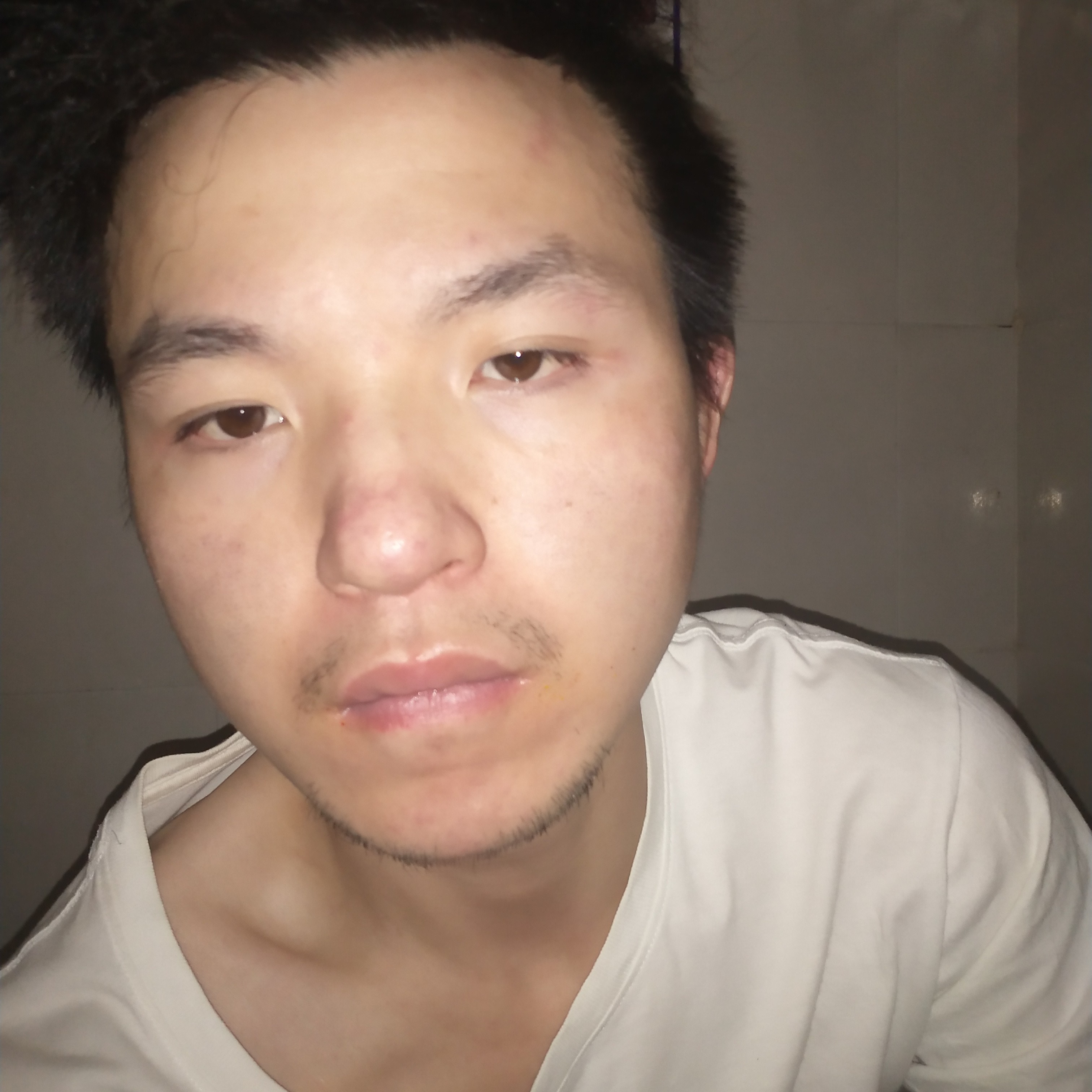雪白蹙眉秋月的照片