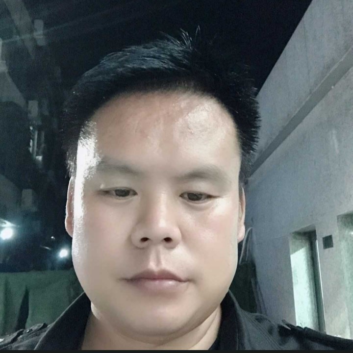 安详浅吻水影的照片