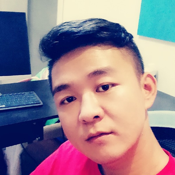 听话漫步大树的照片