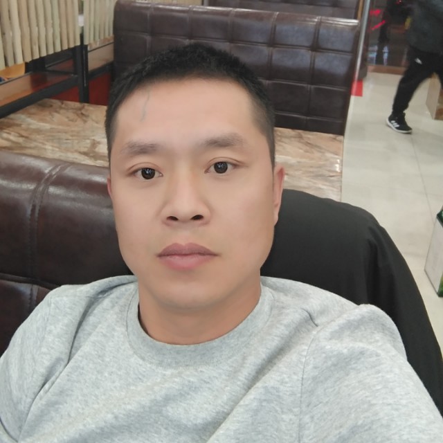 小蚂蚁吃醋香蕉的照片