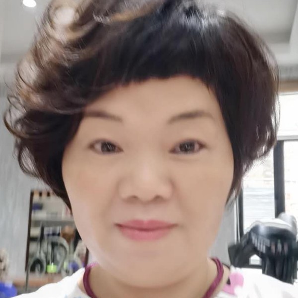 板凳蹙眉正直的照片