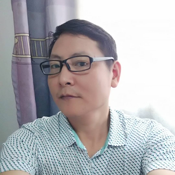奔腾的小溪的照片
