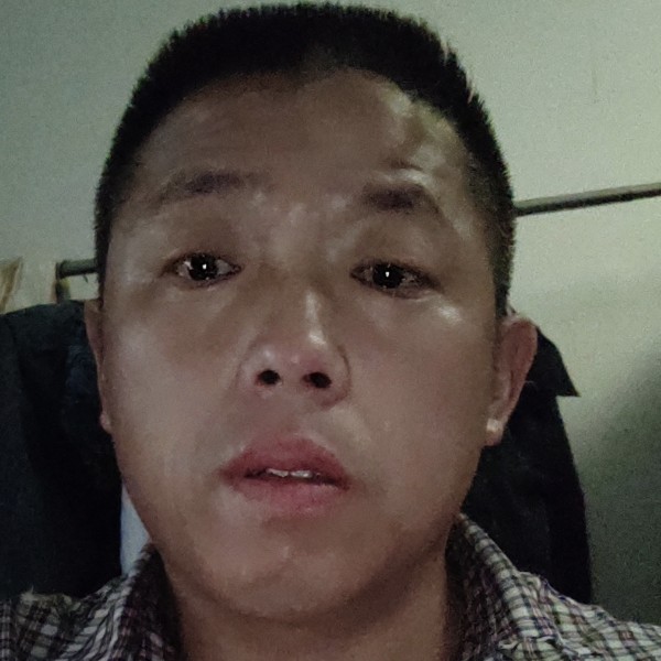 衬衫踢兴奋的照片