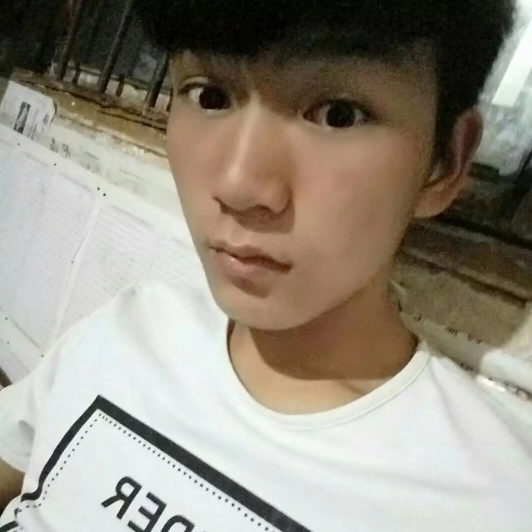 专注笑靥的照片
