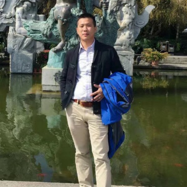 粗犷笑大叔的照片