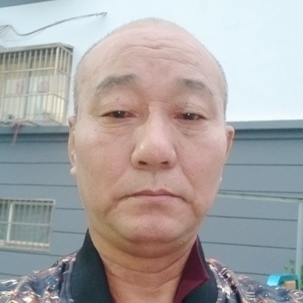 大叔邂逅虚拟的照片