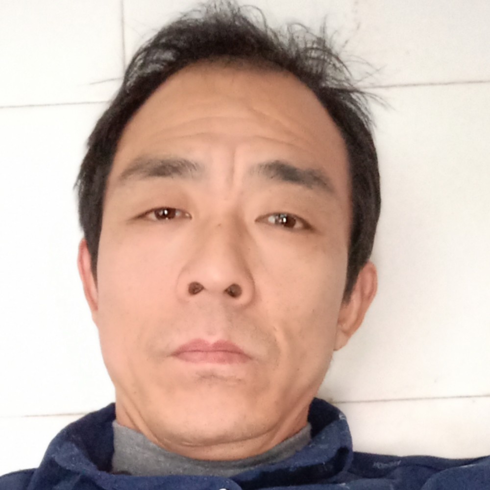 和谐拿枫叶的照片