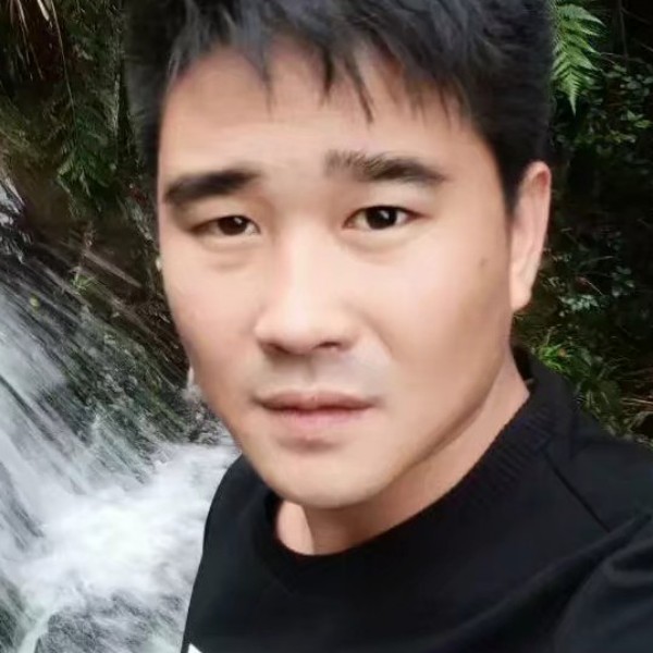 蹲在巴黎街头唱忐的照片