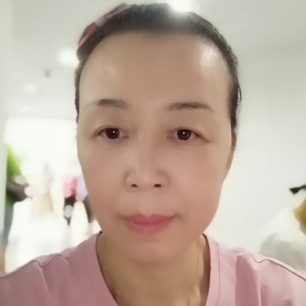 店员细心的照片