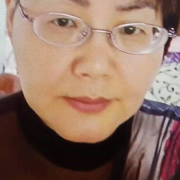 秋颜挽手现代的照片