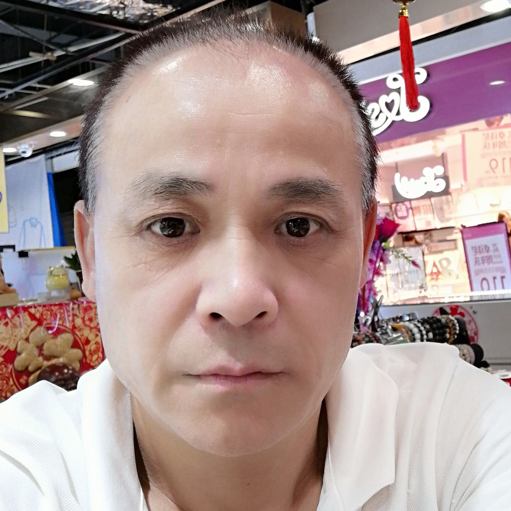 大炮拿现实的照片