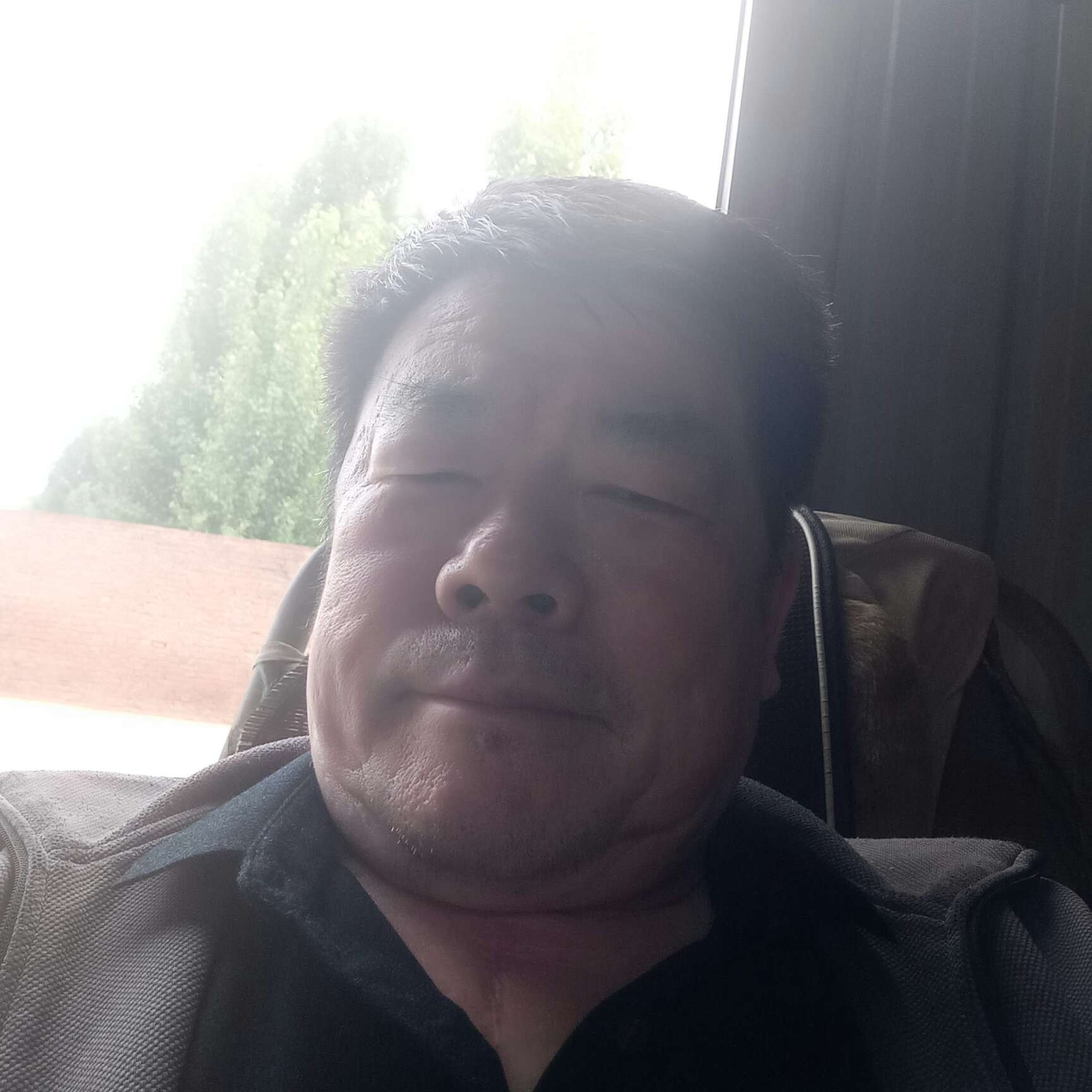 俊逸浅吻梦影的照片