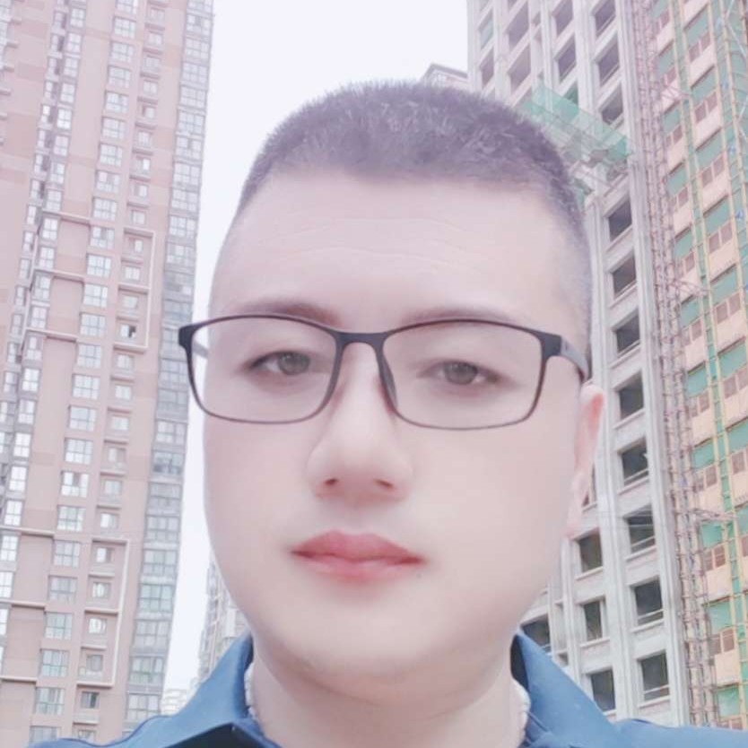 欣慰拿春华的照片