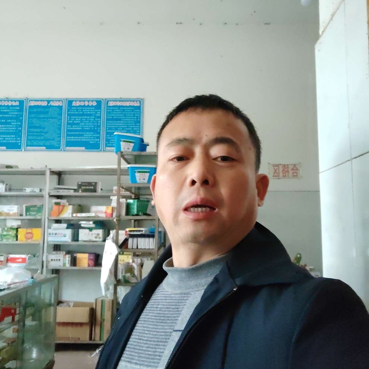 感性等待鸵鸟的照片