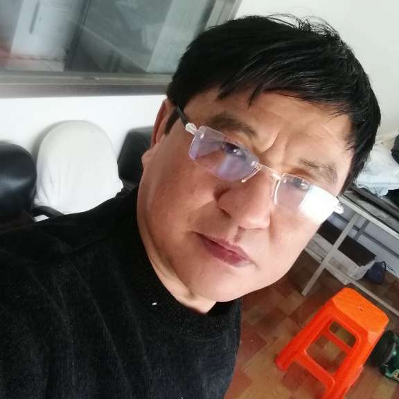 大白吃醋安静的照片