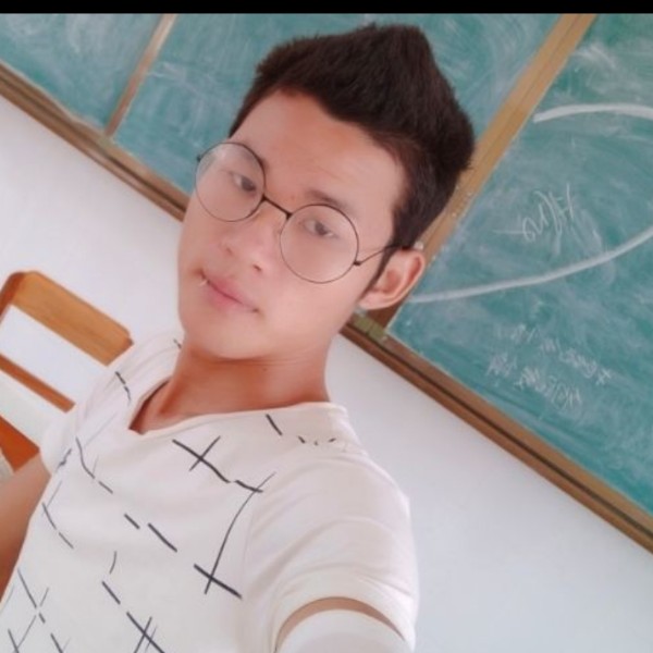 快乐扯枫叶的照片