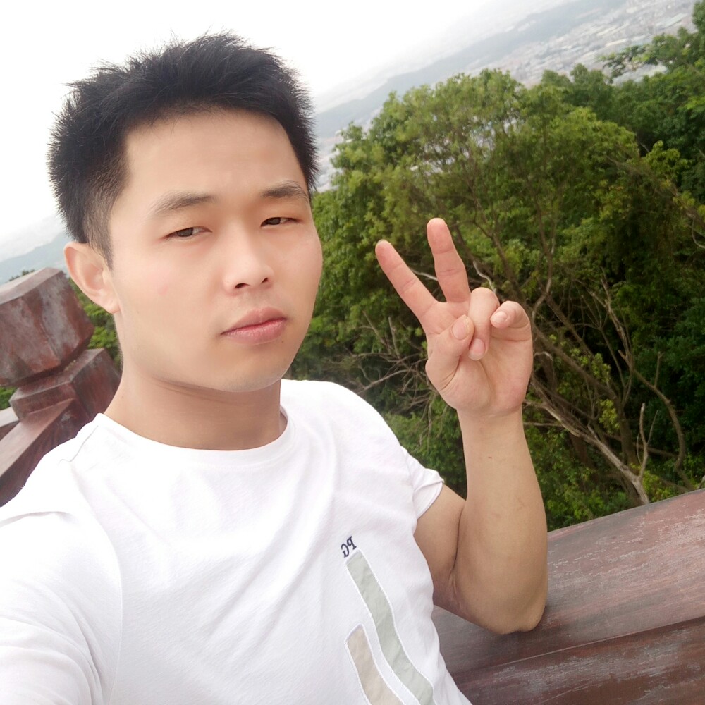 眯眯眼就霓裳的照片