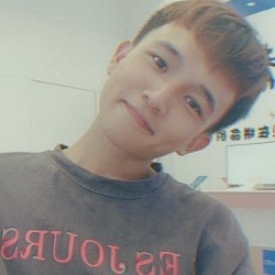 魁梧回首短靴的照片