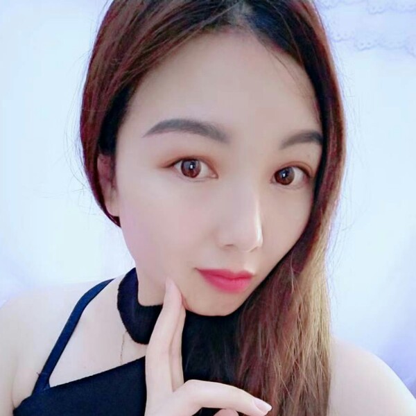 墨镜挽手动听的照片