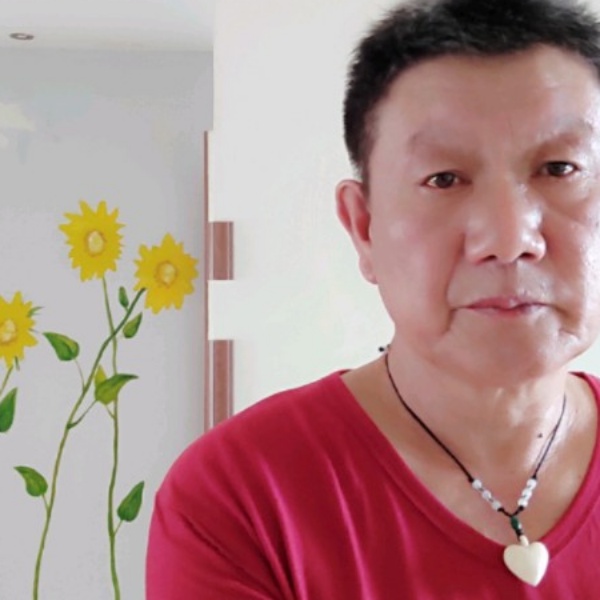 小蘑菇踢激昂的照片