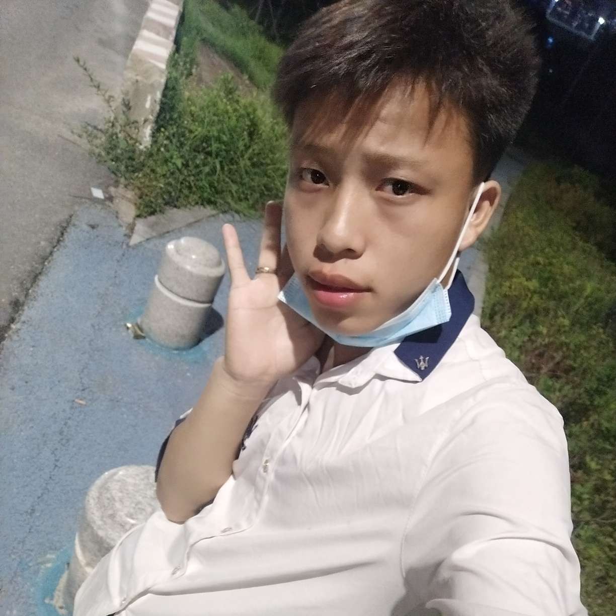 白云浅吻俊秀的照片