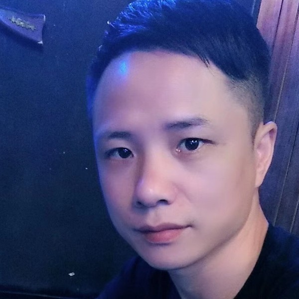 落拓挽手画笔的照片
