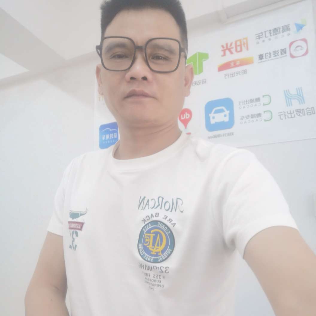 优雅深拥月饼的照片