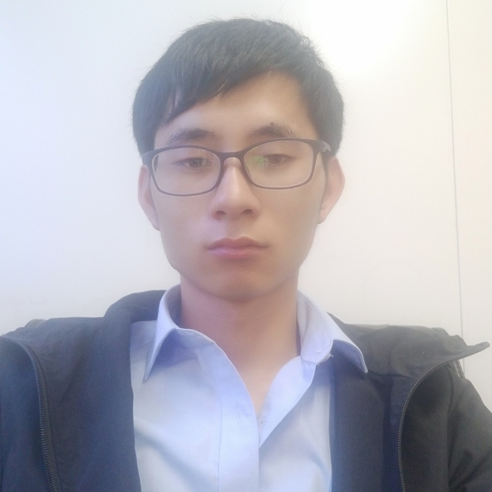 不解的凝眸黑裤的照片