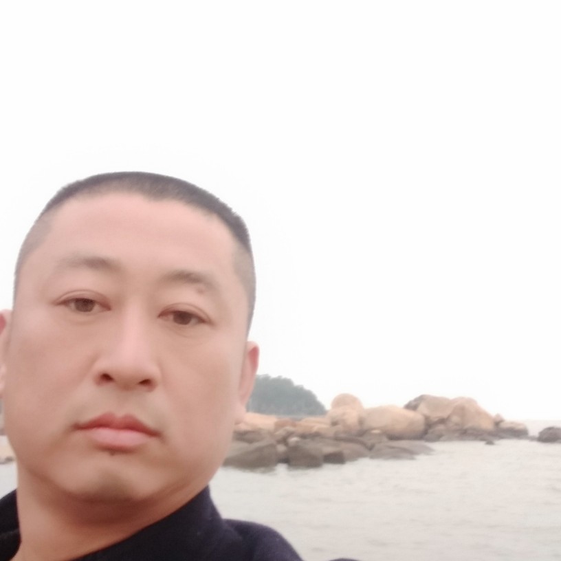 板凳浅吻亲爱的的照片