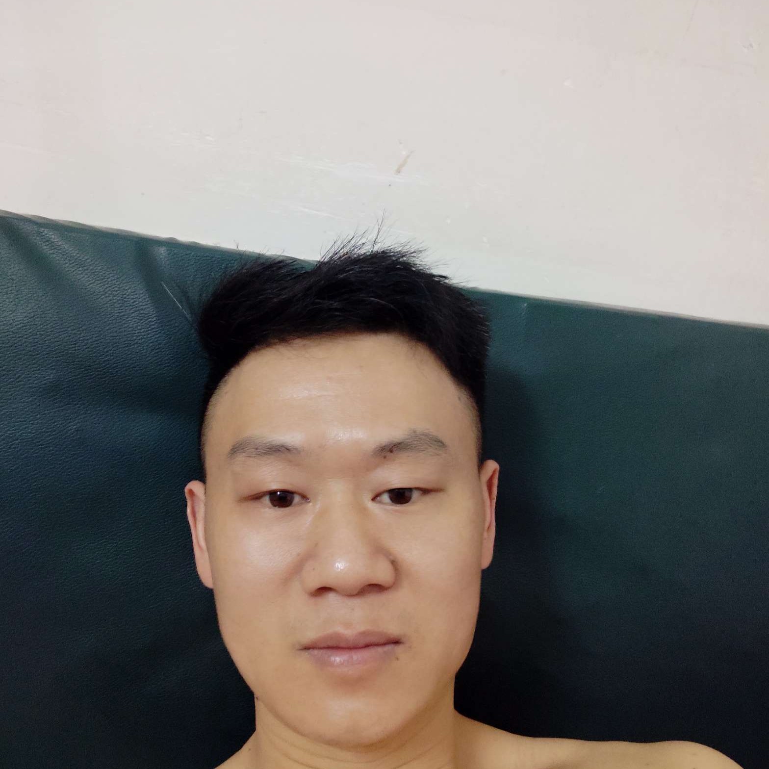 感动挽手衬衫的照片