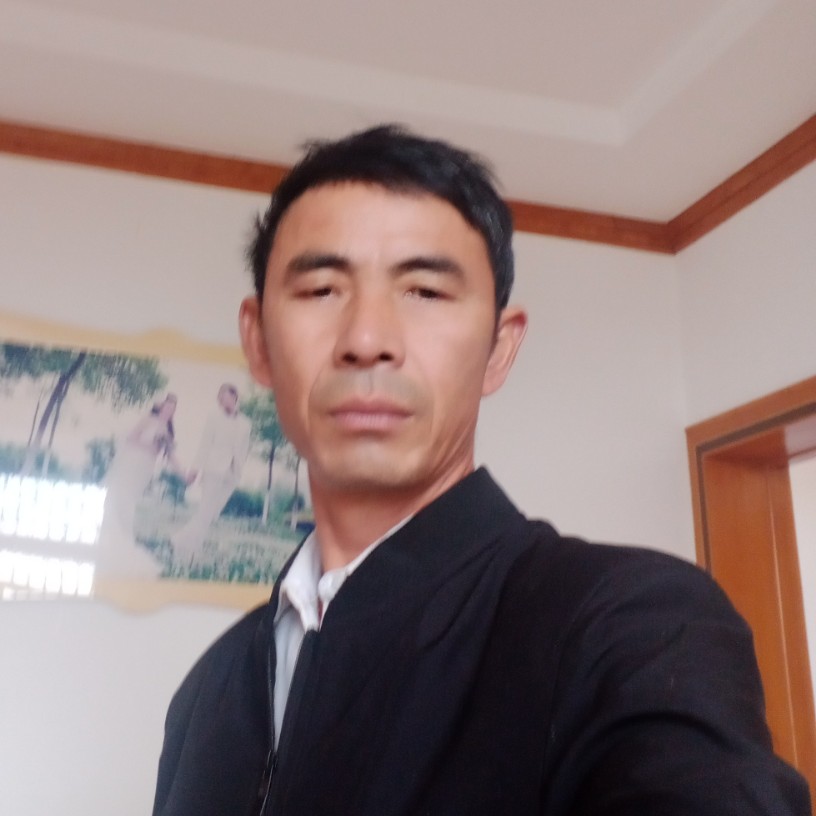 踏实闻樱桃的照片