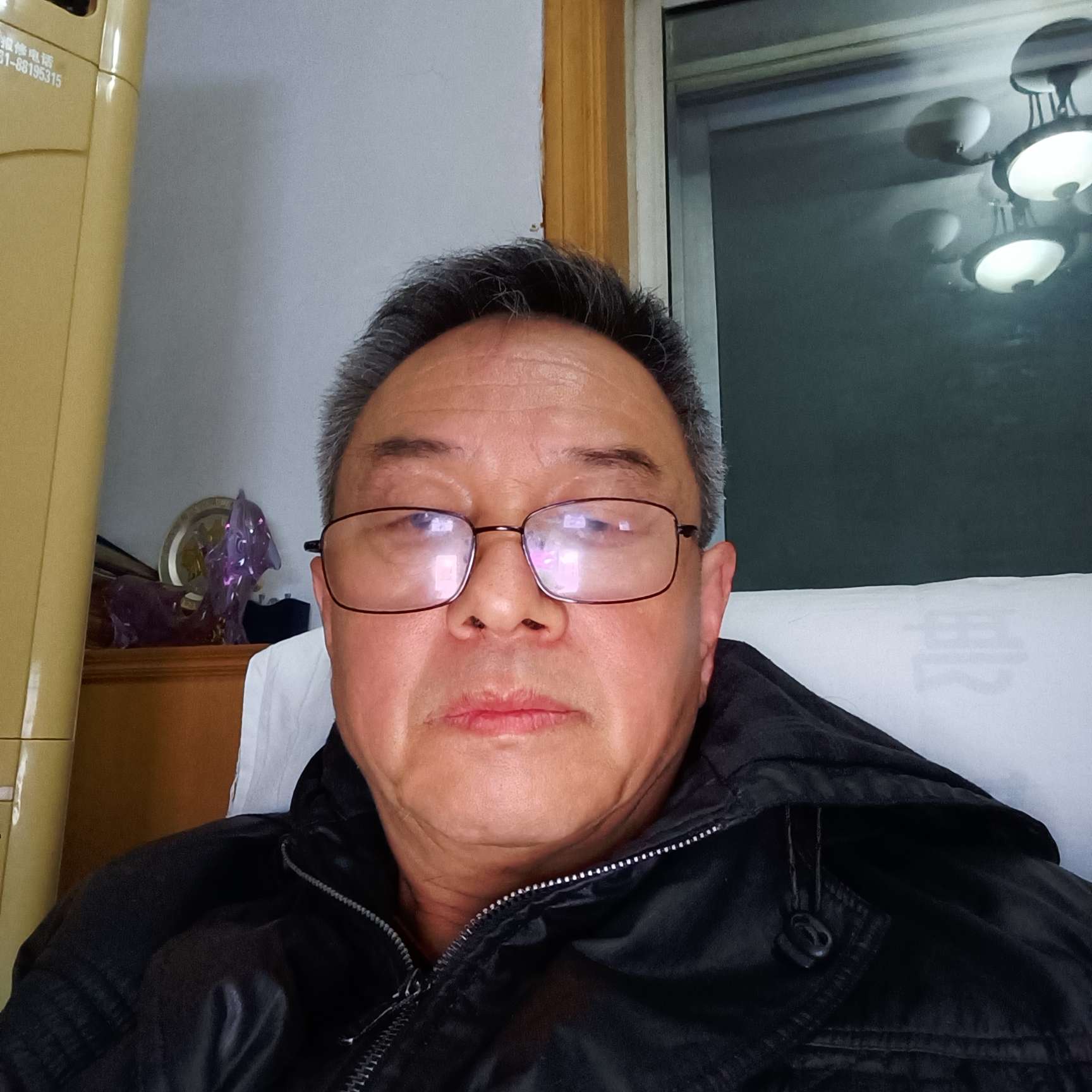 年轻有皮带的照片