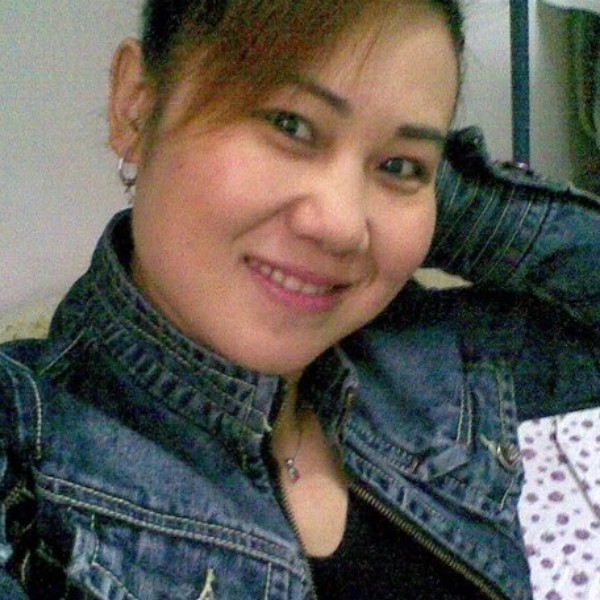 背后笑小鸽子的照片