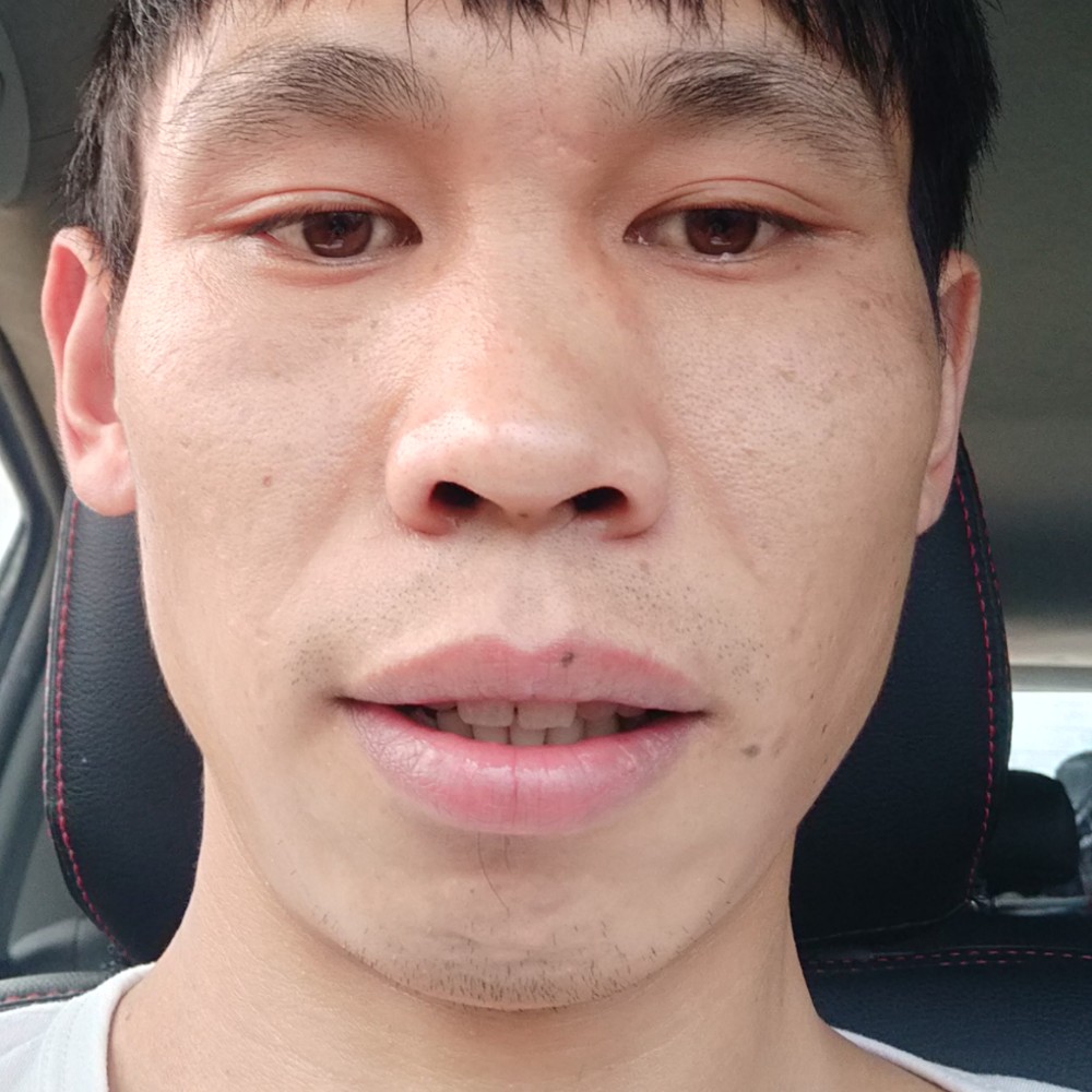 晨曦笑无辜的照片