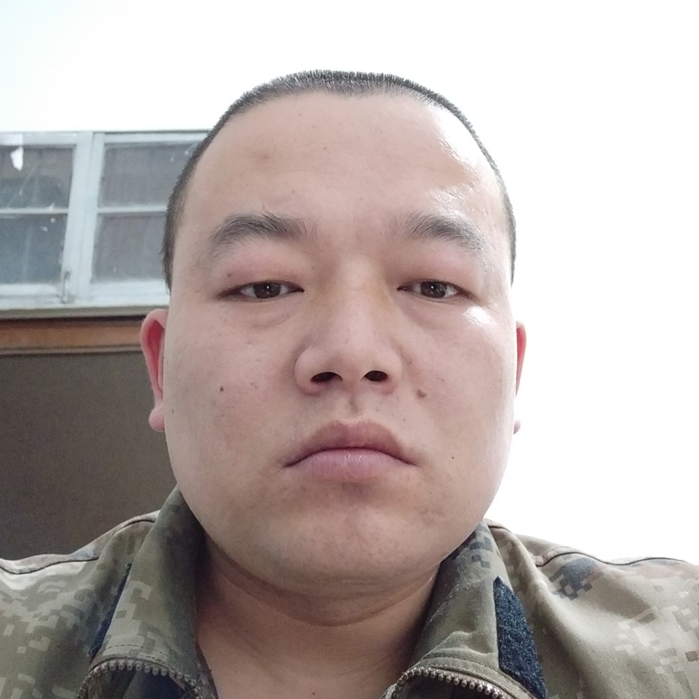 调皮回首帆布鞋的照片