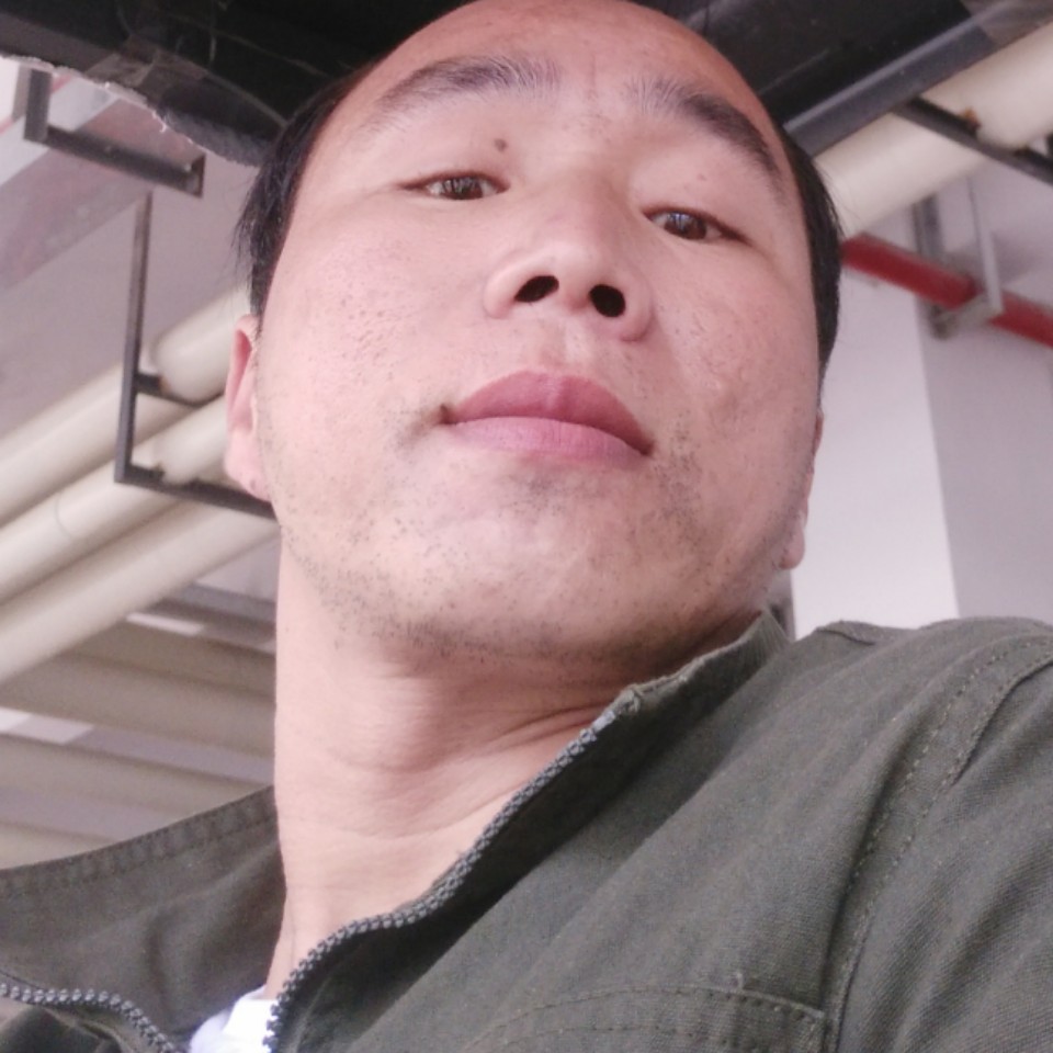 天蓝月明的照片