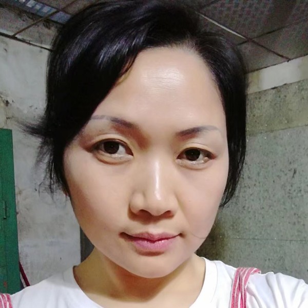 冰淇淋用忐忑的照片