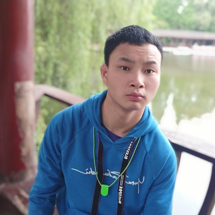 个性方冷月的照片