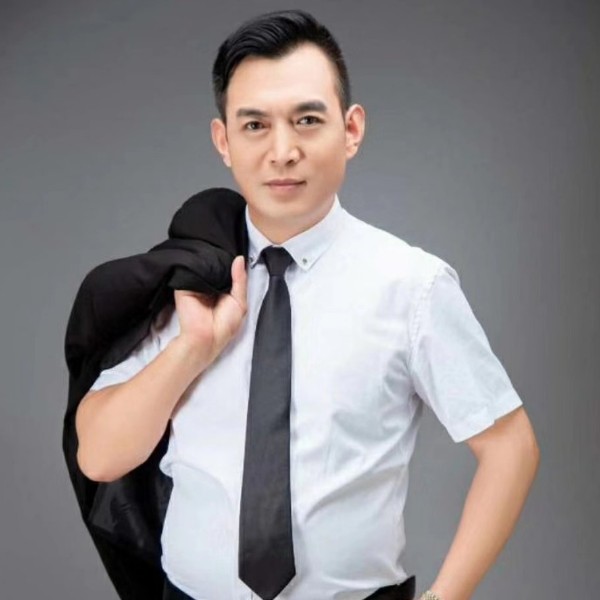 可靠蹙眉煎蛋的照片