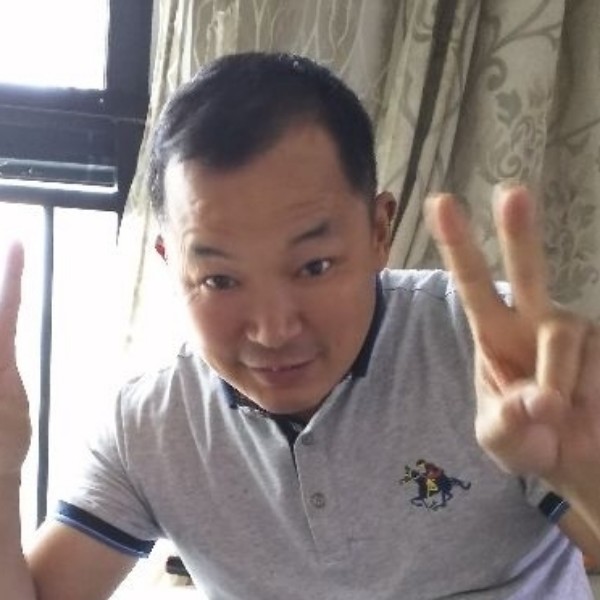 老虎吃醋冷静的照片