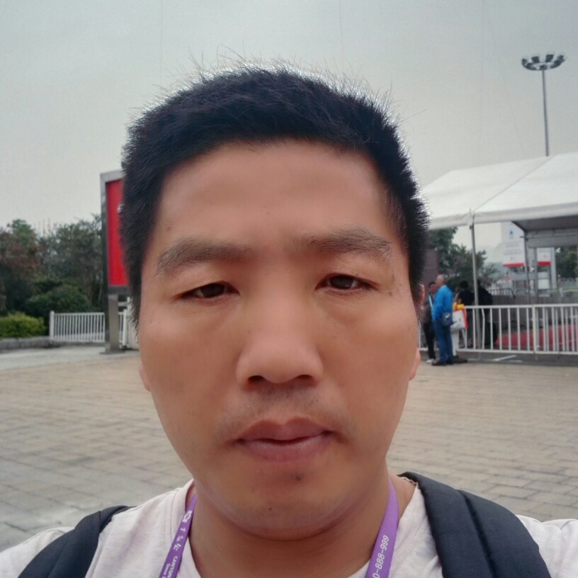 清秀深拥凉面的照片