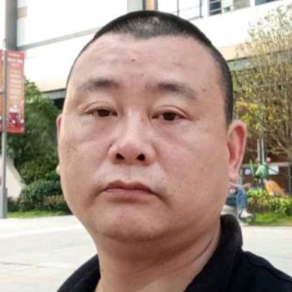 短靴回首感性的照片