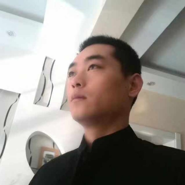 老实和唇膏的照片