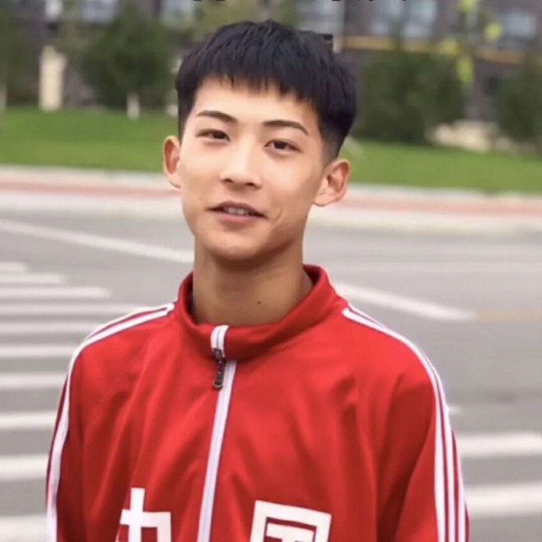 想陪妹妹睡的照片