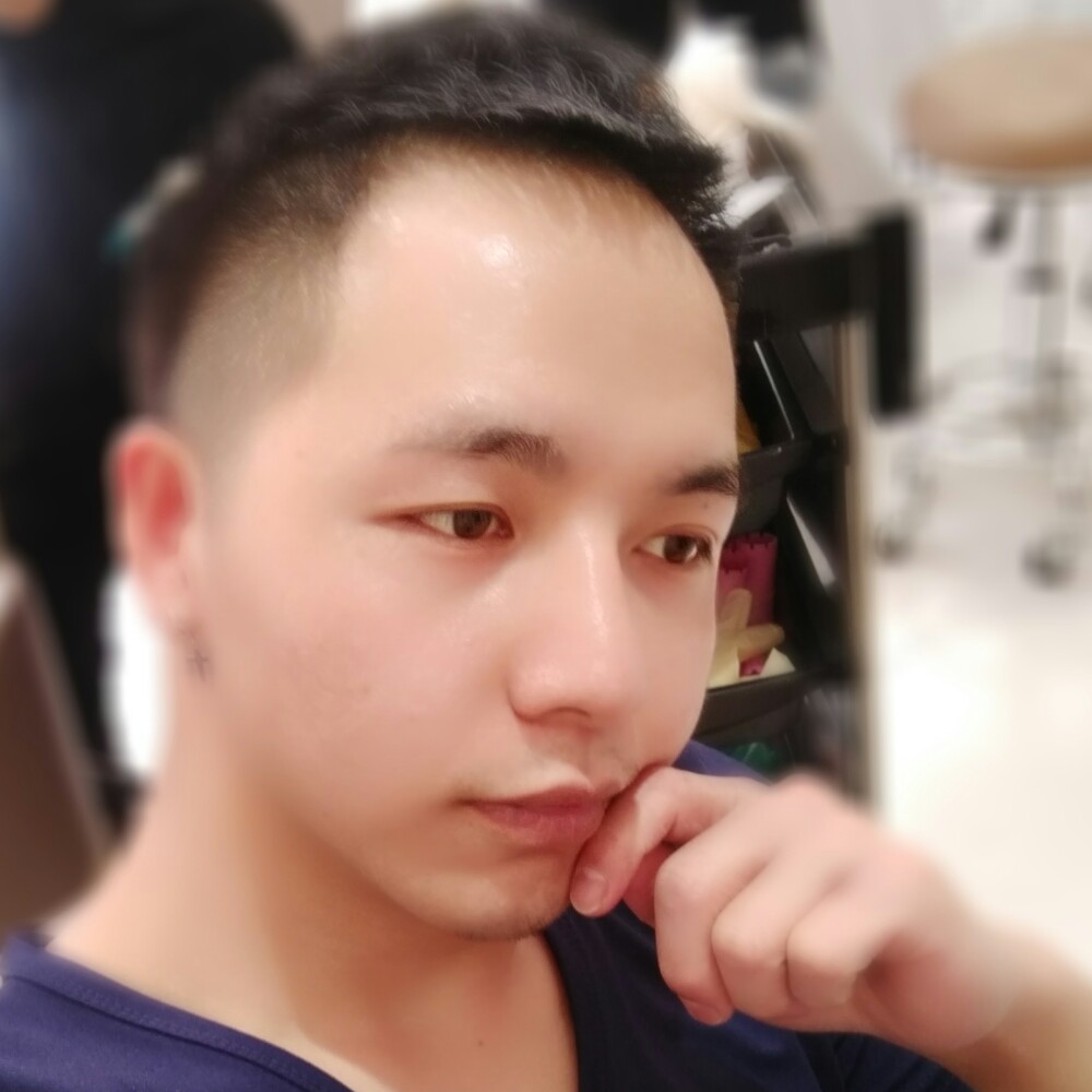 俊逸唇彩的照片