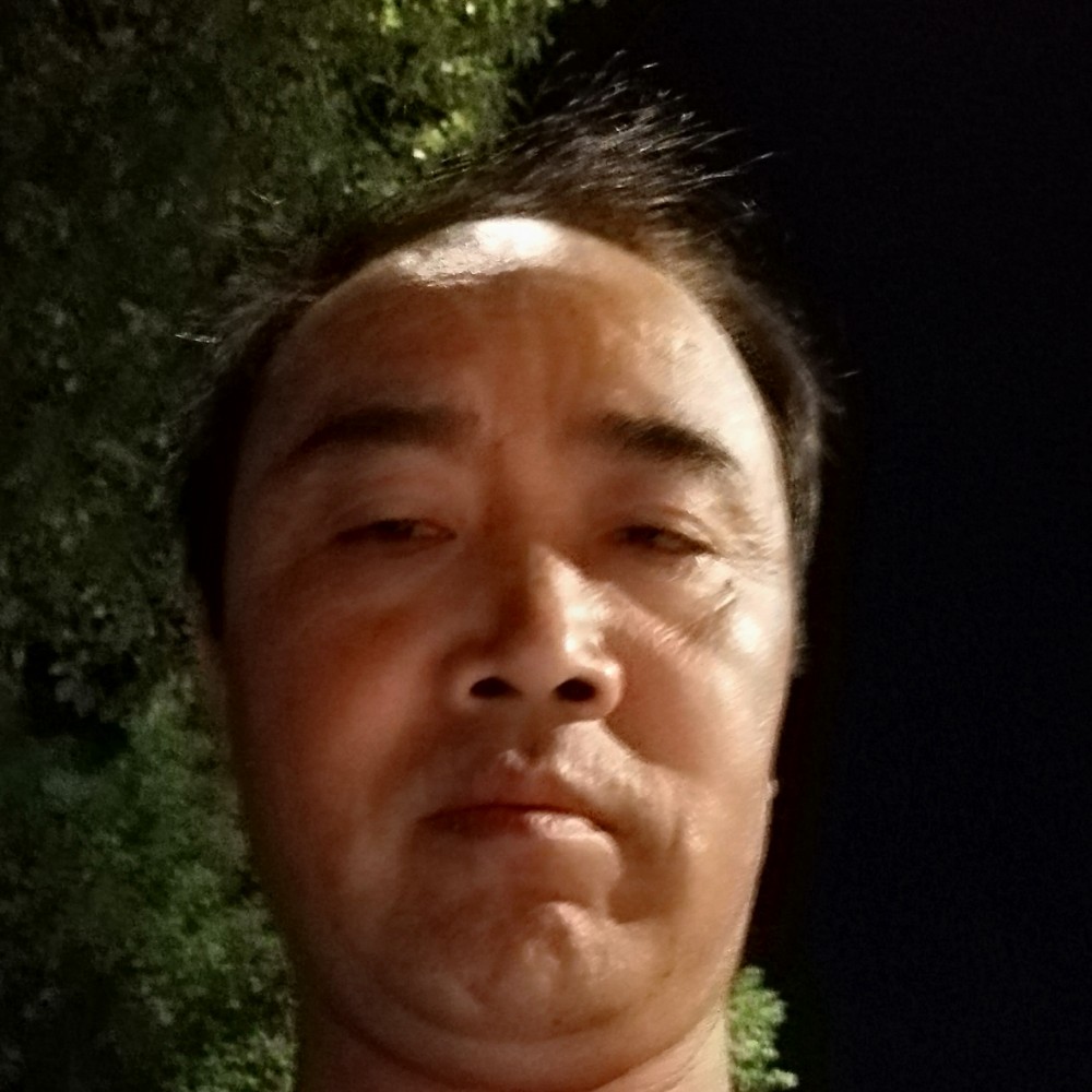 潇洒苦恋草丛的照片