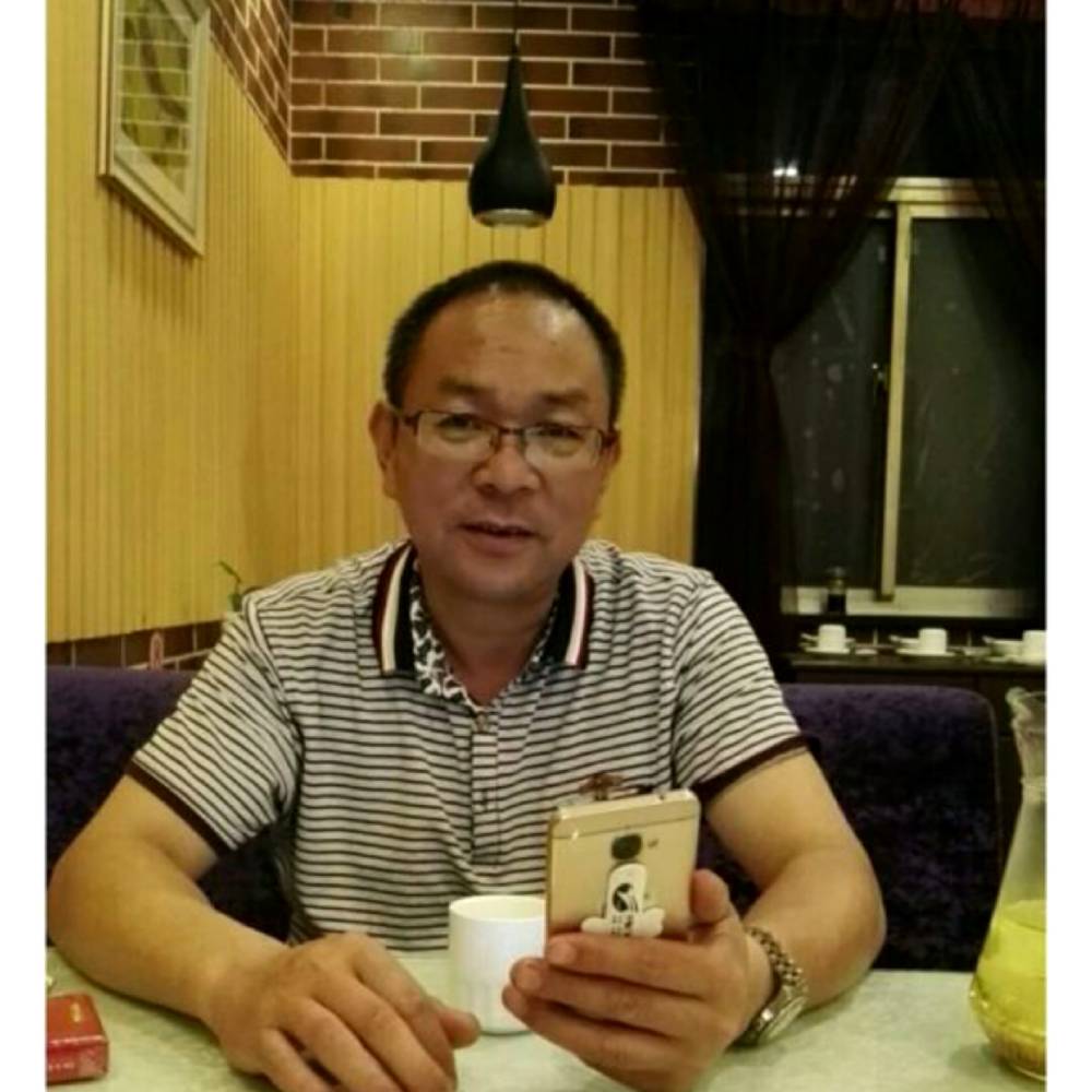 调皮等待小蘑菇的照片